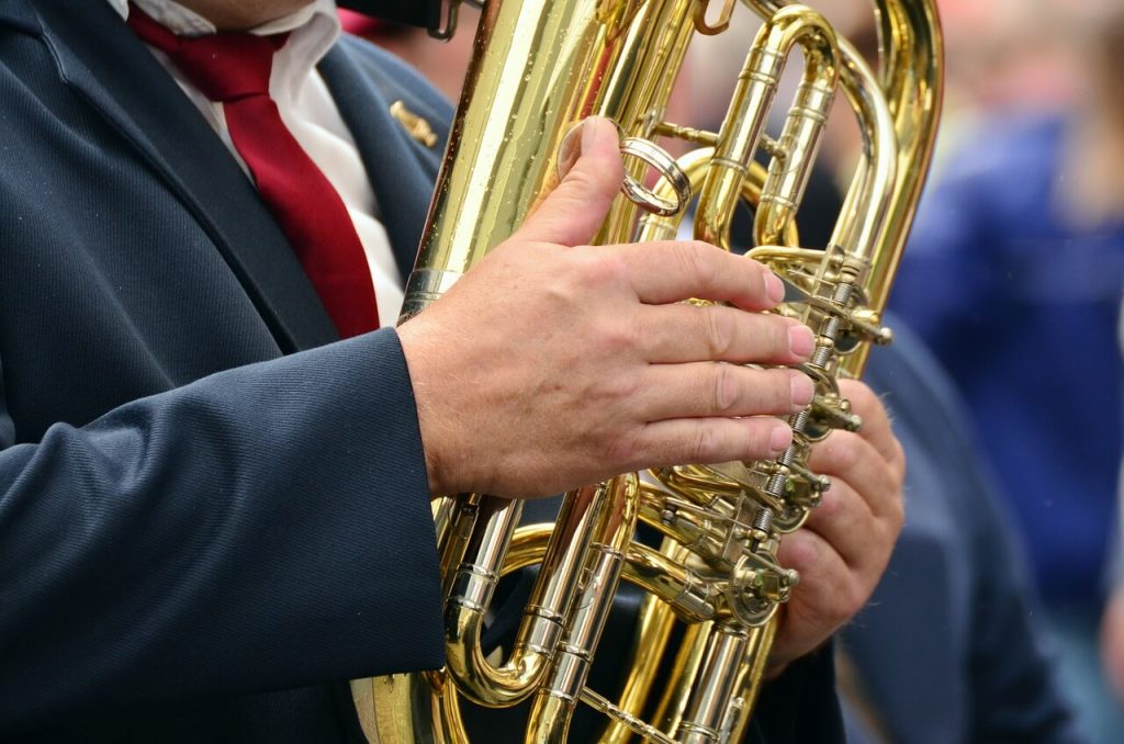 homme jouant de l'instrument de musique tuba